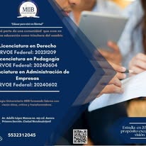 Estudiantes revisando material en tablet